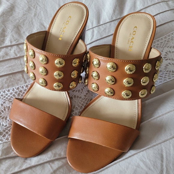 Coach Sandels - Picture 2 of 8